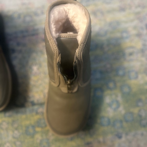 Women’s Ugg Boots - Picture 3 of 8